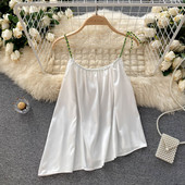 Sieviešu bikses asimetrisks modelis ar lencēm