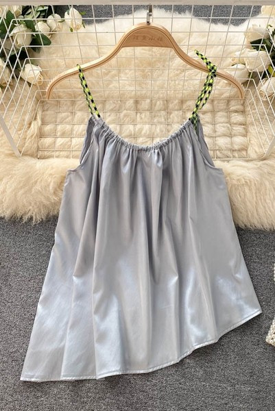 Sieviešu bikses asimetrisks modelis ar lencēm