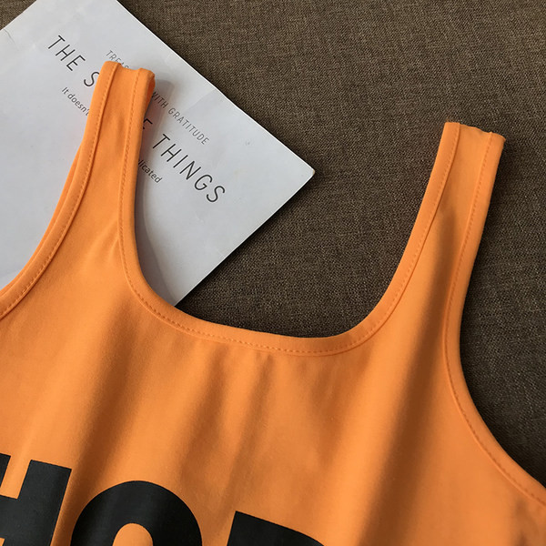 Top zilnic scurt cu inscripție pentru femei