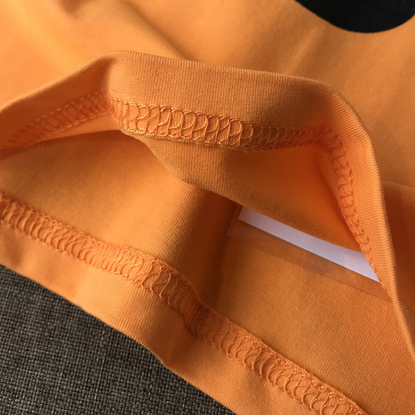 Top zilnic scurt cu inscripție pentru femei