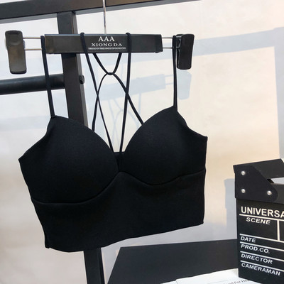 Īss sieviešu krūšu modelis ar plānām lencēm