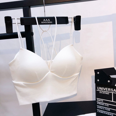 Īss sieviešu krūšu modelis ar plānām lencēm