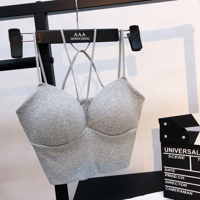 Īss sieviešu krūšu modelis ar plānām lencēm