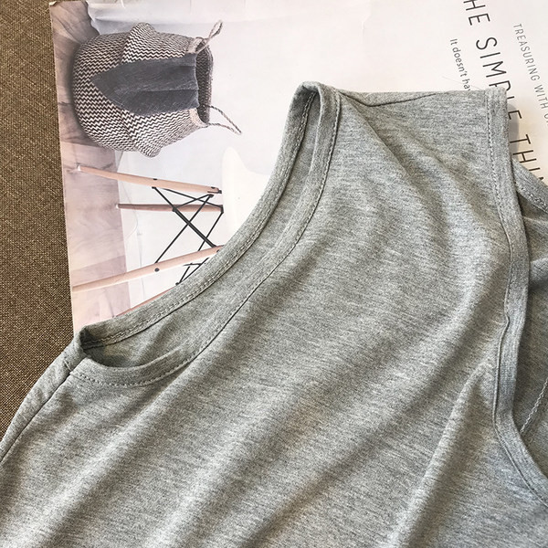 Maieu lat pentru femei, cu decolteu și buzunar în formă de spitz