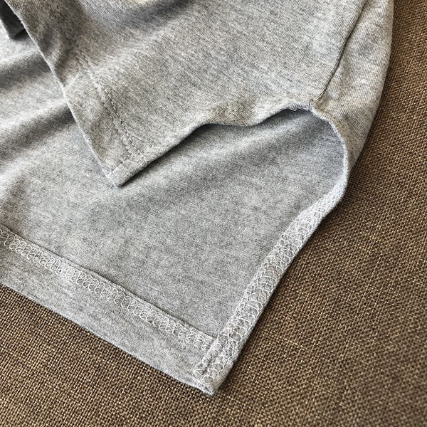 Maieu lat pentru femei, cu decolteu și buzunar în formă de spitz