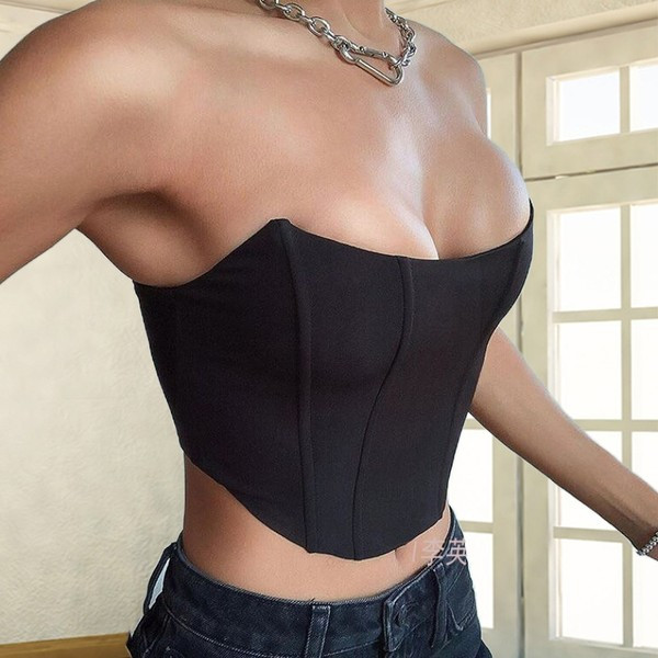 Pašreizējais sieviešu modelis ar krūtīm