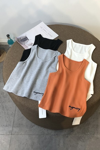 Дамски потник с овално деколте и бродиран надпис 