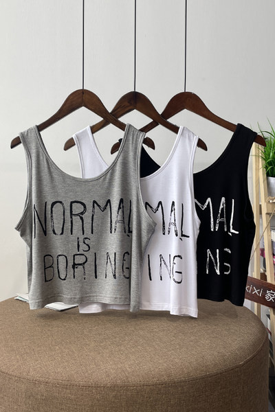 Ikdienas sieviešu tops ar platām lencēm un uzrakstu