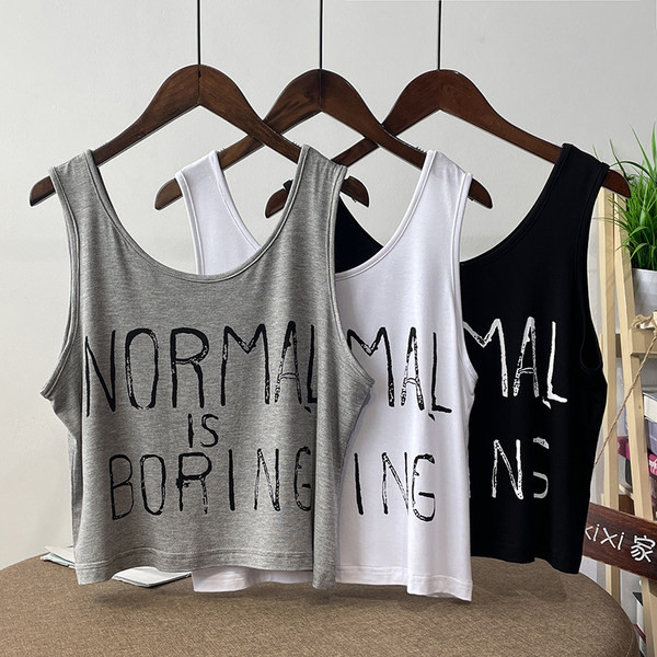 Ikdienas sieviešu tops ar platām lencēm un uzrakstu