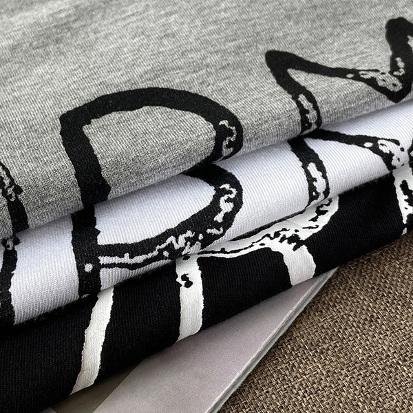 Ikdienas sieviešu tops ar platām lencēm un uzrakstu