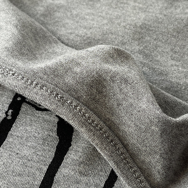 Ikdienas sieviešu tops ar platām lencēm un uzrakstu