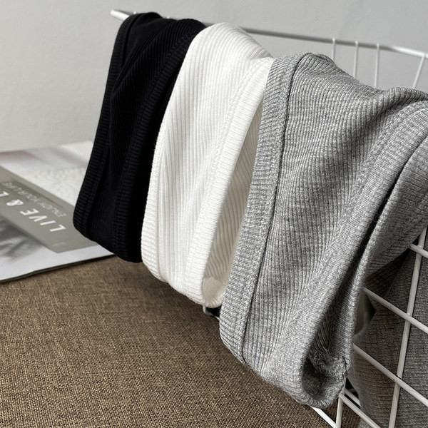 Γυναικείο κοντό τοπ απλό μοντέλο με φαρδιά λουράκια