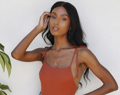 Mūsdienīgs sieviešu topu modelis ar saitēm