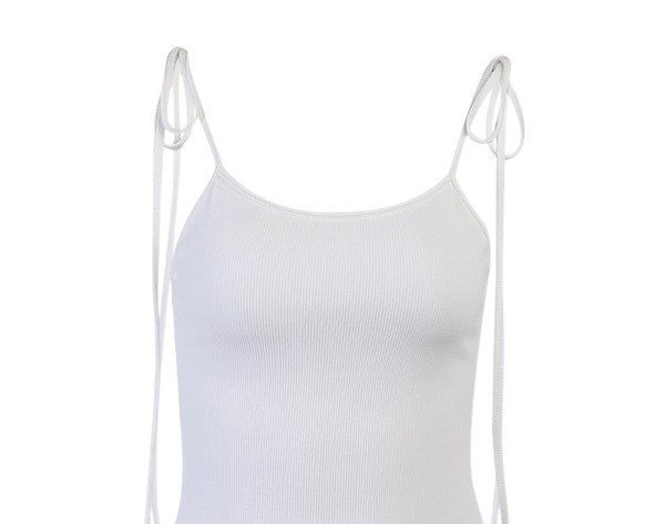 Mūsdienīgs sieviešu topu modelis ar saitēm