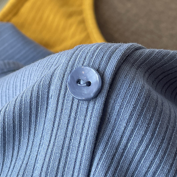 Jauna modeļa sieviešu topiņš ar platām lencēm un pogām