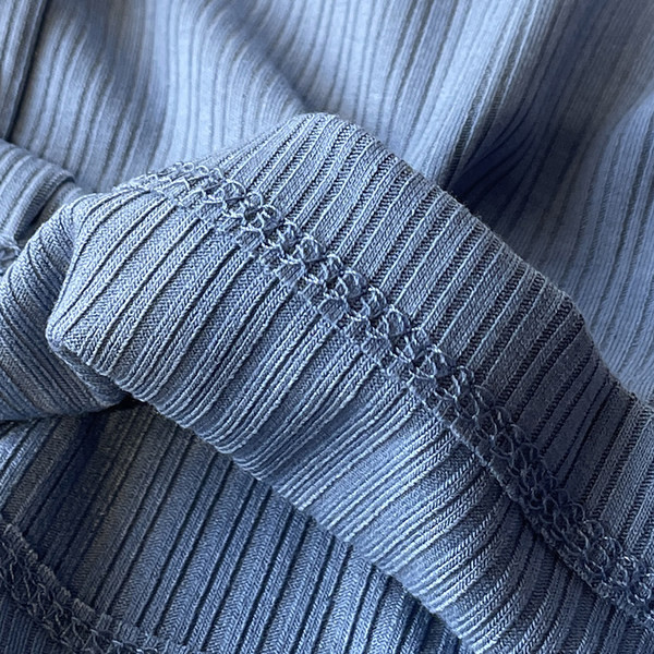 Jauna modeļa sieviešu topiņš ar platām lencēm un pogām