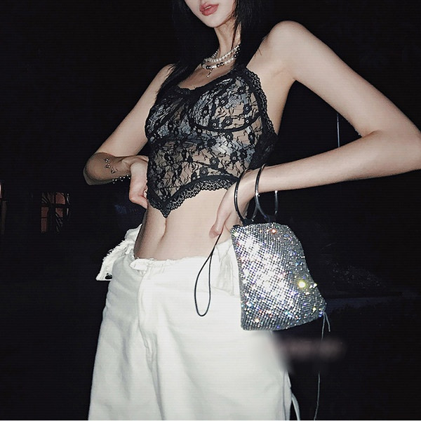 Mūsdienīgs sieviešu mežģīņu krūtis ar plānām lencēm