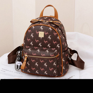 Sieviešu ikdienas mugursoma no eko ādas - ar priekšējo kabatu