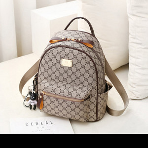 Sieviešu ikdienas mugursoma no eko ādas - ar priekšējo kabatu