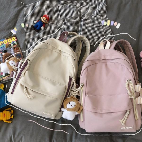 Sieviešu mugursoma ar aksesuāru un priekšējo kabatu