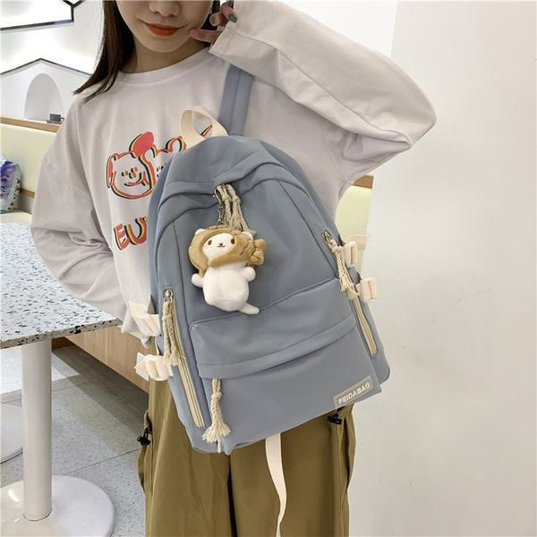 Sieviešu mugursoma ar aksesuāru un priekšējo kabatu