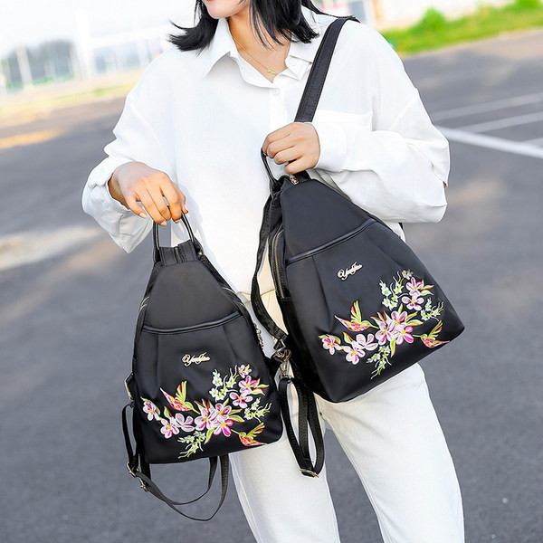 Moderna tekstila mugursoma ar ziedu motīvu divās krāsās