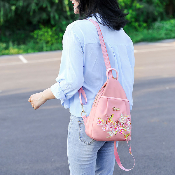 Moderna tekstila mugursoma ar ziedu motīvu divās krāsās