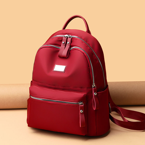 Mūsdienīga sieviešu mugursoma ar priekšējo kabatu un sprādzi divos izmēros