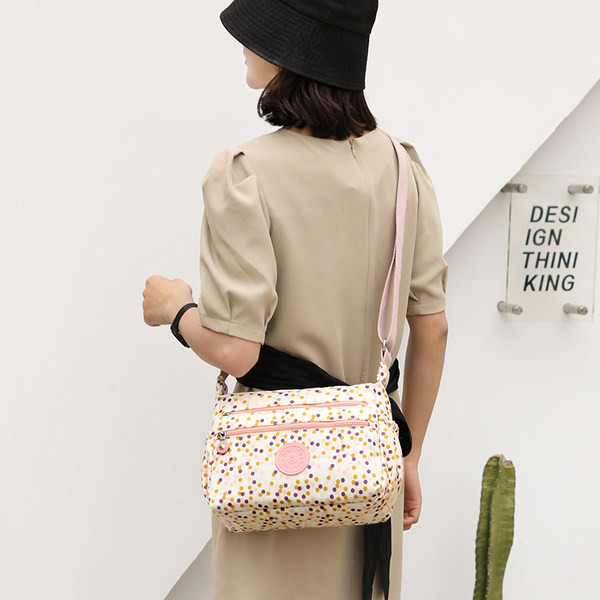 Mūsdienīga sieviešu plecu soma dažādās krāsās