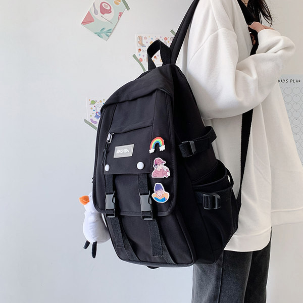 Sieviešu moderna mugursoma ar aksesuāru un uzrakstu