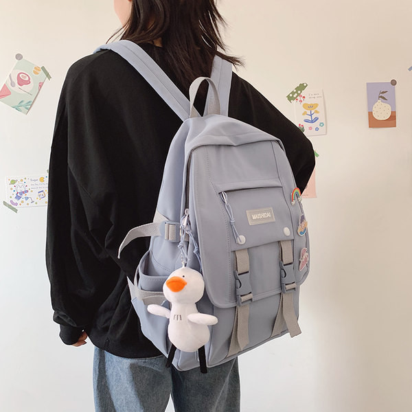 Sieviešu moderna mugursoma ar aksesuāru un uzrakstu