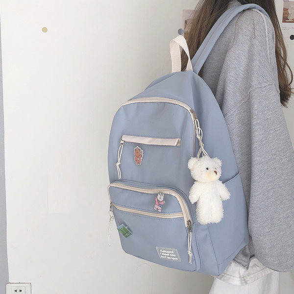 Vienkrāsaina sieviešu mugursoma ar aksesuāru un priekšējo kabatu