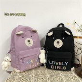 Sieviešu mugursoma ar krāsainu uzrakstu un aksesuāru