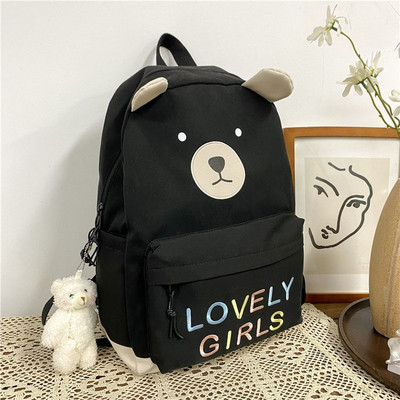 Sieviešu mugursoma ar krāsainu uzrakstu un aksesuāru