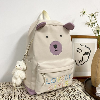 Sieviešu mugursoma ar krāsainu uzrakstu un aksesuāru