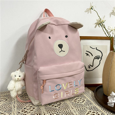 Sieviešu mugursoma ar krāsainu uzrakstu un aksesuāru