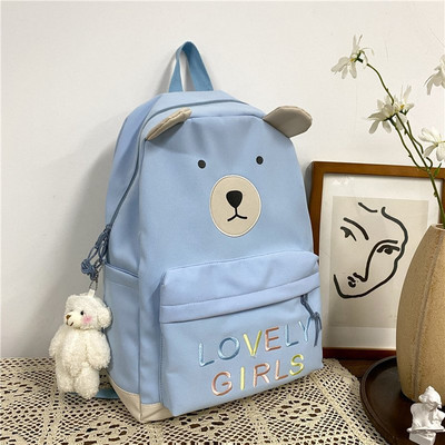 Sieviešu mugursoma ar krāsainu uzrakstu un aksesuāru