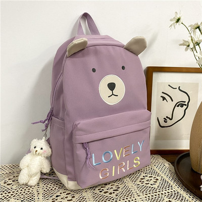 Sieviešu mugursoma ar krāsainu uzrakstu un aksesuāru