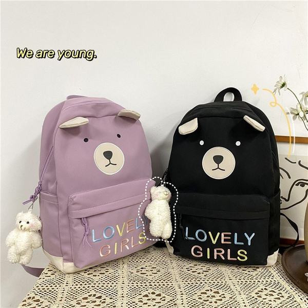 Sieviešu mugursoma ar krāsainu uzrakstu un aksesuāru