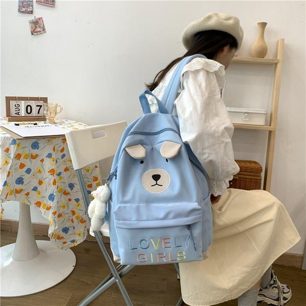 Sieviešu mugursoma ar krāsainu uzrakstu un aksesuāru