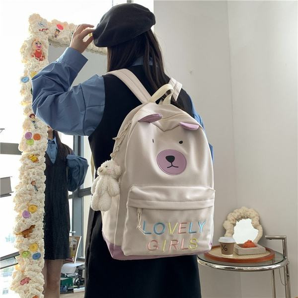 Sieviešu mugursoma ar krāsainu uzrakstu un aksesuāru