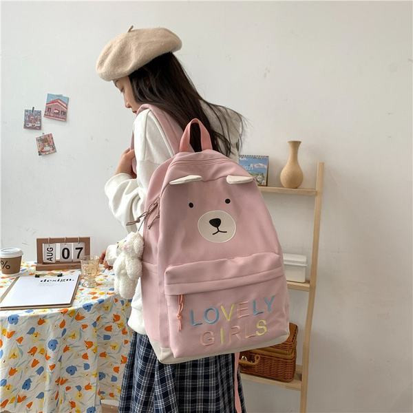 Sieviešu mugursoma ar krāsainu uzrakstu un aksesuāru