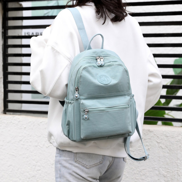 Sieviešu tekstila mugursoma ar emblēmu vairākās krāsās