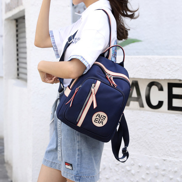 Rucsac de damă cu buzunar frontal și fermoar cu inscripție