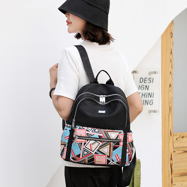 Rucsac de dama model nou cu emblema si manere pe umeri