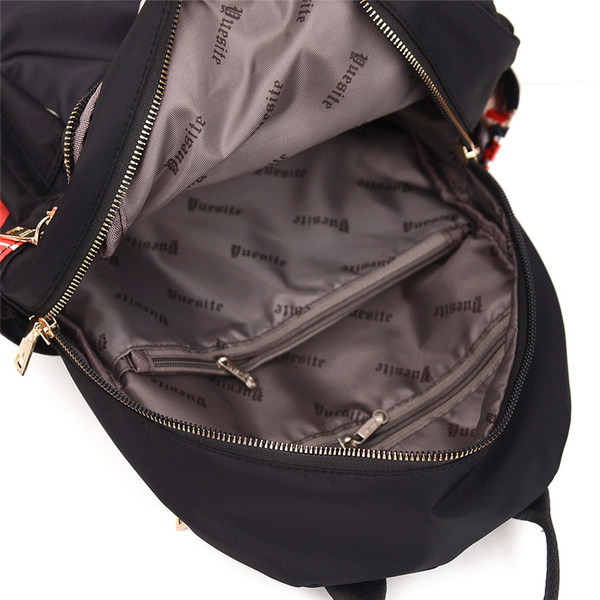 Moderna sieviešu mugursoma ar kabatām un plecu siksnām