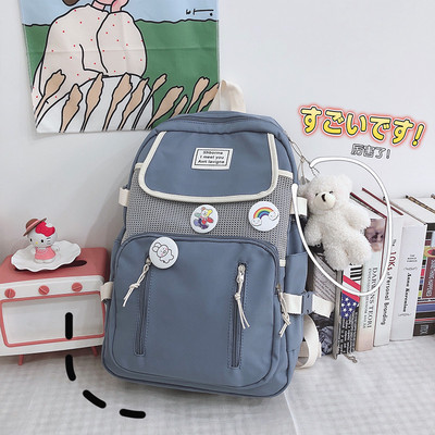 Ikdienas mugursoma ar rāvējslēdzējiem un aksesuāru