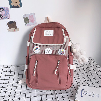 Ikdienas mugursoma ar rāvējslēdzējiem un aksesuāru