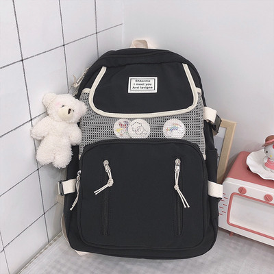 Ikdienas mugursoma ar rāvējslēdzējiem un aksesuāru