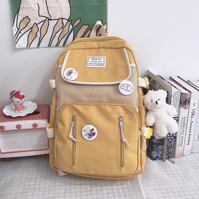 Ikdienas mugursoma ar rāvējslēdzējiem un aksesuāru